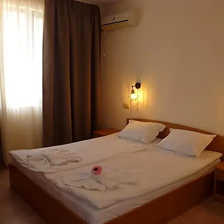 מלון דירות Tourist Complex Rose Village 3*
