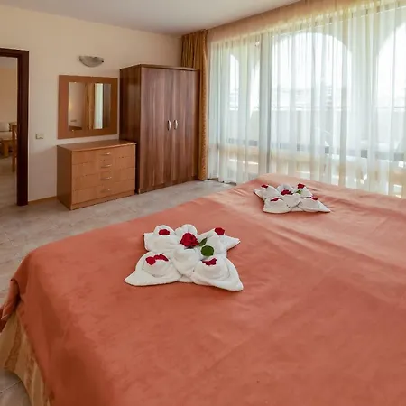 Tourist Complex Rose Village מלון דירות 2*